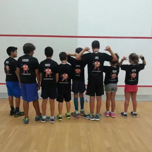 Niños participando en actividades en instalación deportiva